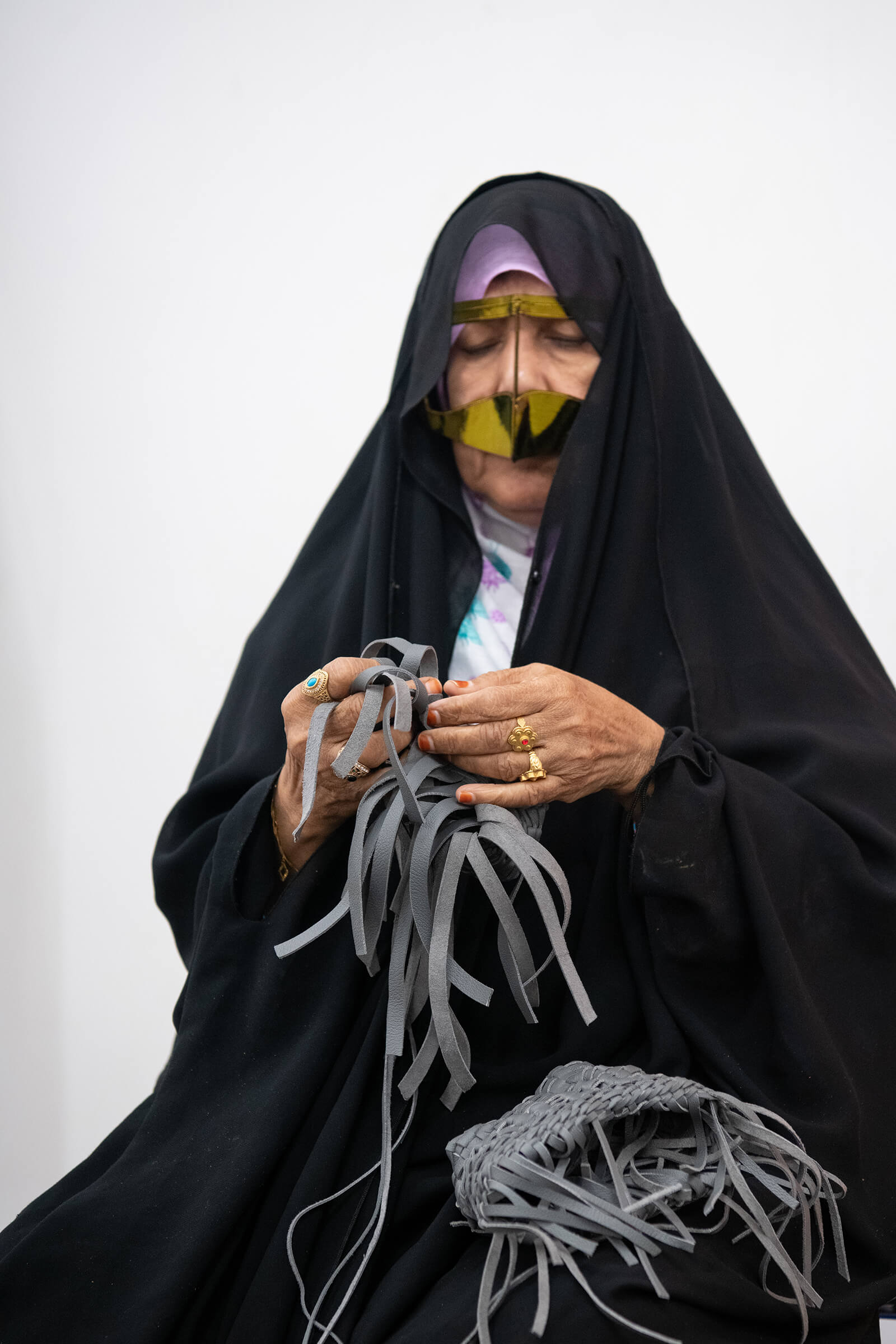 Irthi Contemporary Crafts Council, ‘Safeefah X Leather Bag’ weaving COURTESY: Design Dubai Week/ PHOTOGRAPHY: Moez Achour