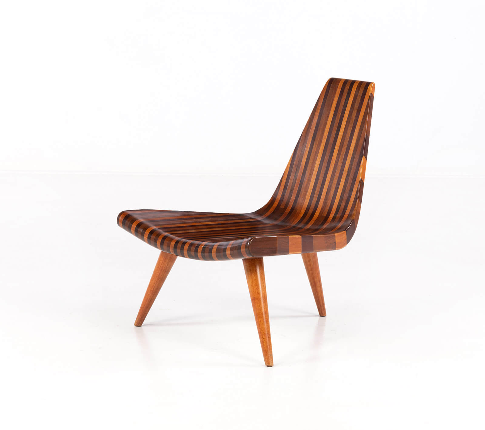 Joaquim Tenreiro, 'Cadeira de tres pès', 1947. (Estimate €125,000 - €150, 000)   COURTESY: Piasa 