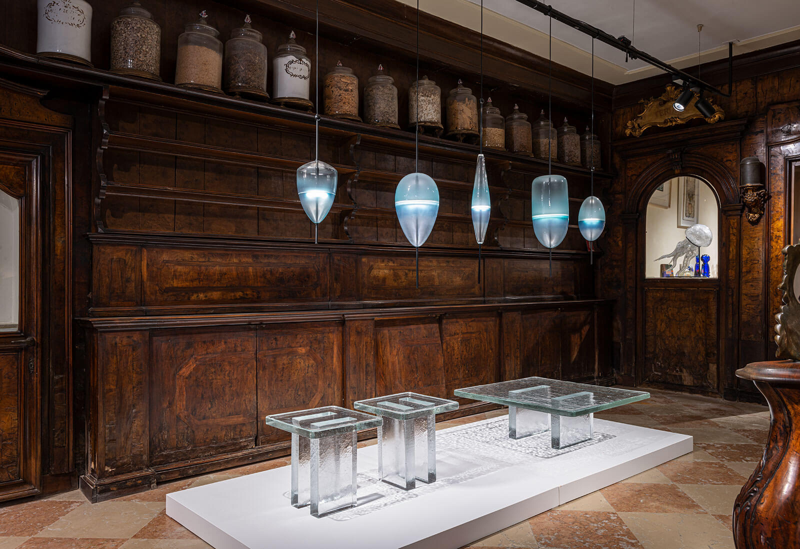 Nao Tamura, 'Flow [T]', 2021; John Pawson, 'Berge' coffee table and side table, 2021 COURTESY: Nao Tamura, John Pawson & Fondazione Berengo Art Space / COURTESY: © Leonardo Duggento