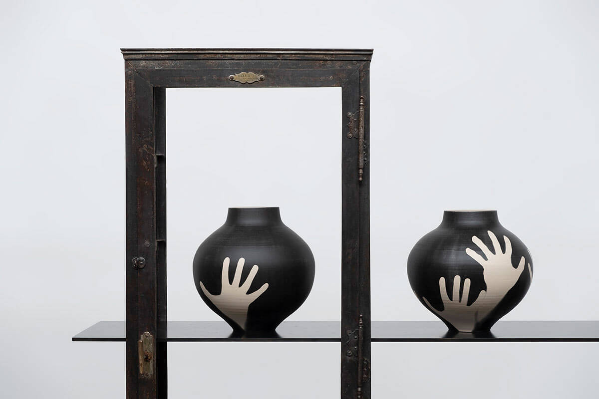 JAMESPLUMB and Glithero, 'Within. Upon. and Hold Me - Moon Jar', 2021 (detail) COURTESY: Gallery FUMI