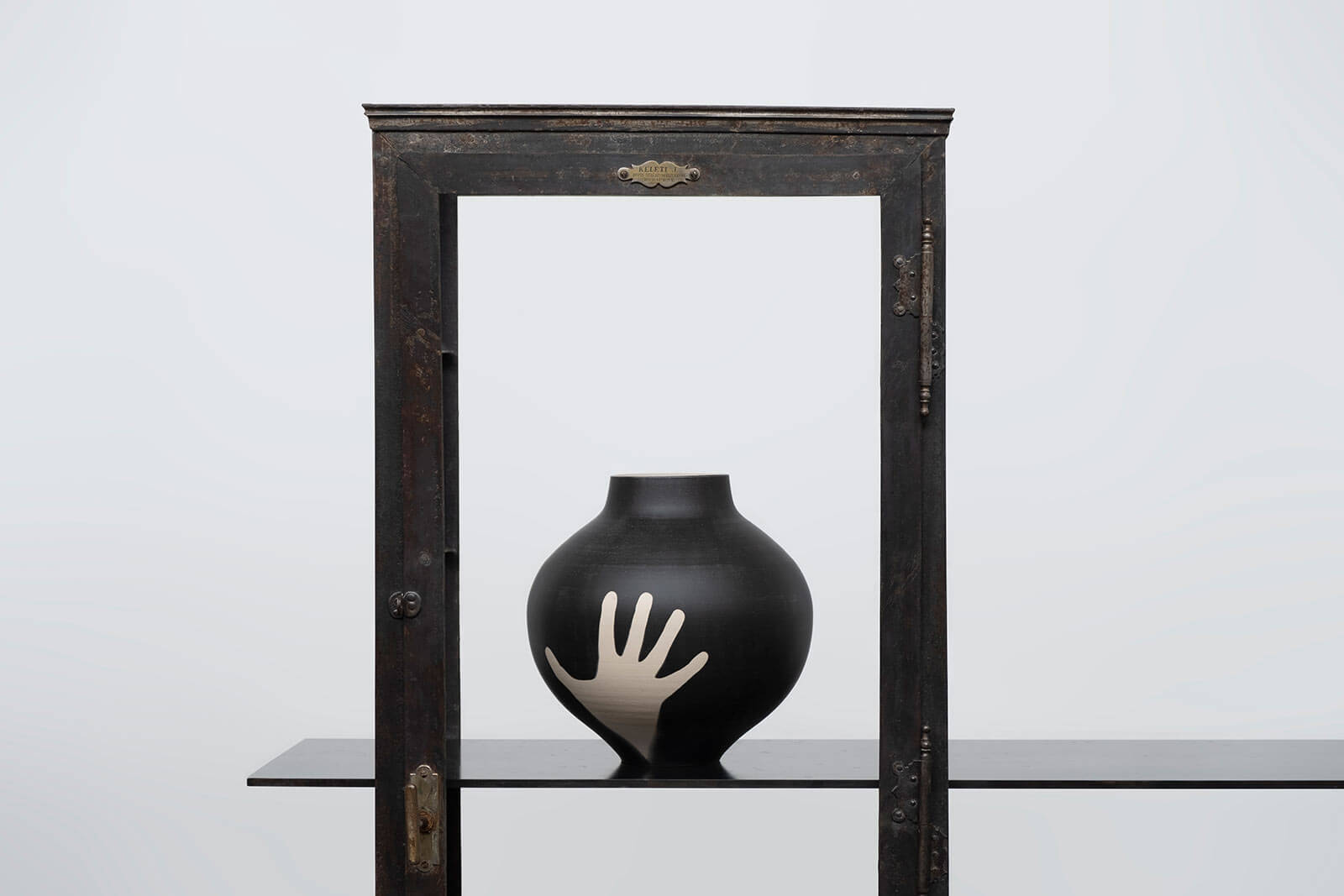 JAMESPLUMB and Glithero, 'Within. Upon. and Hold Me - Moon Jar', 2021 (detail) COURTESY: Gallery FUMI