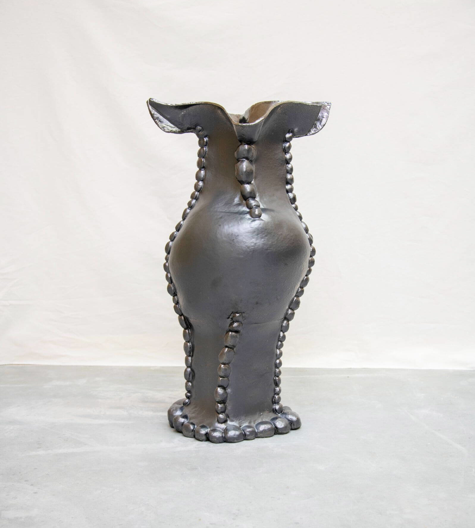 Charlotte Kingsnorth, ‘Big Stitched Urn’, 2022 COURTESY: Charlotte Kingsnorth & Objective Gallery