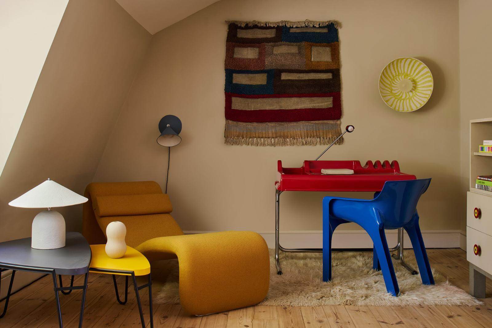Exhibition view, ‘South of the River’ with (left to right): Olivier Mourgue, ‘Djinn Chaise Lounge’, circa 1960s; Angelo Testa, ‘Wall Tapestry’, circa 1945; Parigi and Prina, ‘Orix Desk, Red’, for Molteni; Vico Magistretti, ‘Gaudi Chair’, 1970 COURTESY: the artists & 8 Holland Street