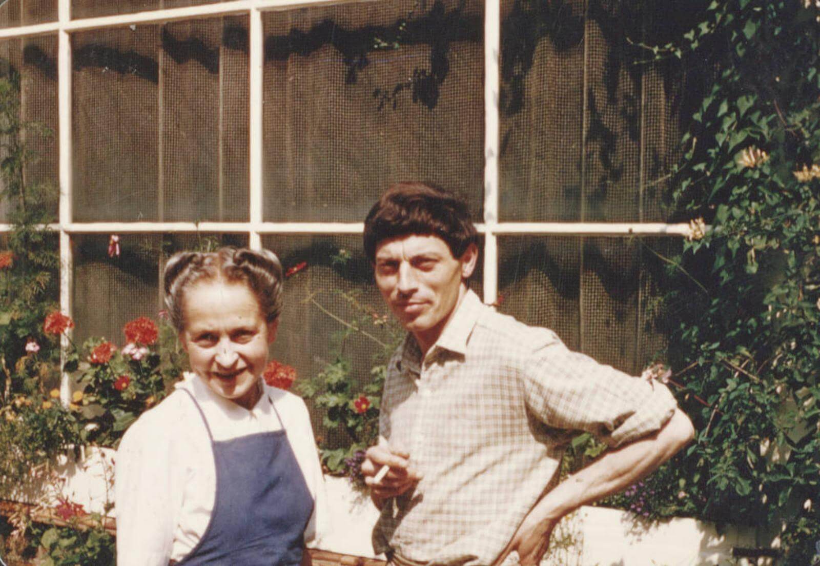 Lucie Rie and Hans Coper in front of Albion Mews, 1950s COURTESY: © Estate of Jane Coper / The Lucie Rie and Hans Coper Foundation & The Crafts Study Centre, University for the Creative Arts, Farnham / PHOTOGRAPH: Jane Coper