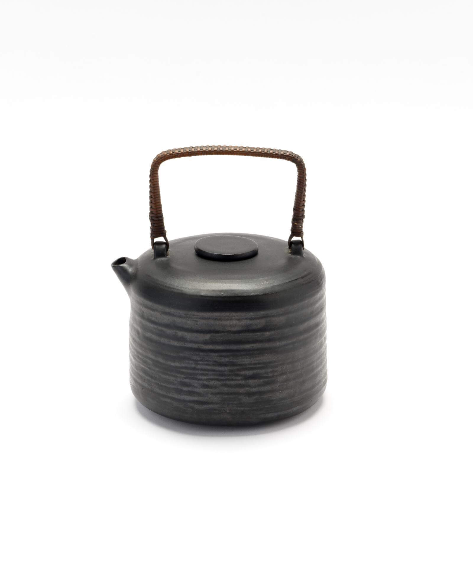 Lucie Rie, ‘Teapot designed and made for Ernst Plischke’, 1928 COURTESY: © Estate of the artist / The Lucie Rie and Hans Coper Foundation / PHOTOGRAPH: Sylvain Deleu